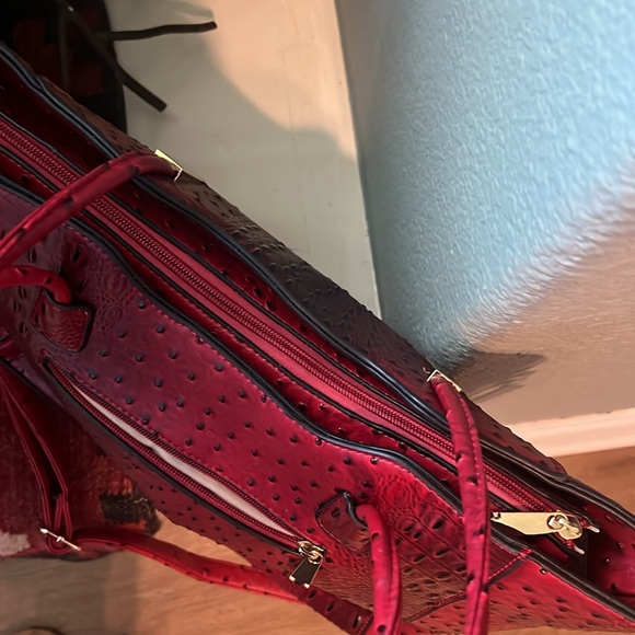 Beautiful vegan ostrich red tote w/zipper excellent condition inside and out - Picture 13 of 13